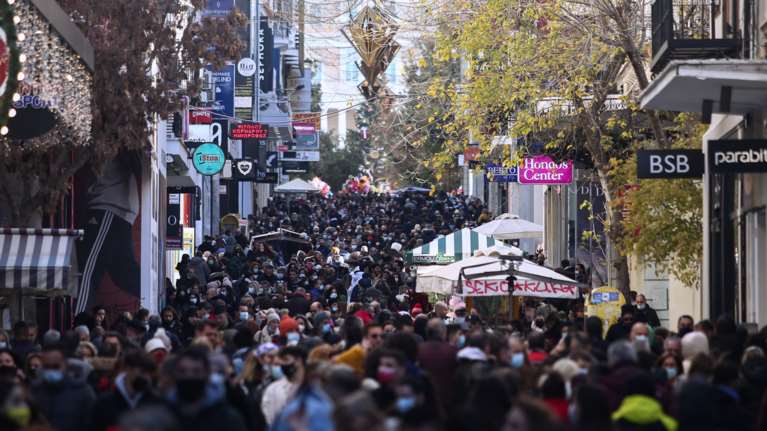 &quot;Πλημμύρισε&quot; η Ερμού: Γέμισαν τα μαγαζιά και τους εμπορικούς δρόμους οι Αθηναίοι [Εικόνες]