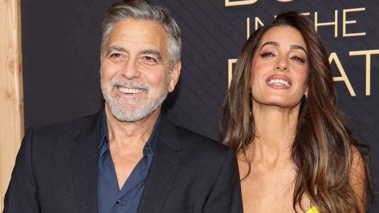 Αμάλ Κλούνεϊ: Boho chic με σορτς και δαντελένιο τοπ με ψηλό λαιμό - Έφερε το καλοκαίρι μέσα στον χειμώνα