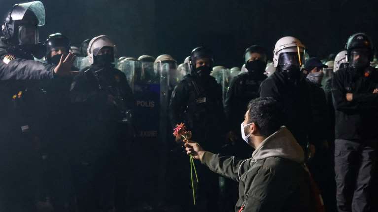 &quot;Πολεμικό&quot; κλίμα στην Τουρκία: Πάνω από 1.000 συλλήψεις - Ο Ερντογάν παίρνει μέτρα για τις μαζικές διαδηλώσεις υπέρ Ιμάμογλου