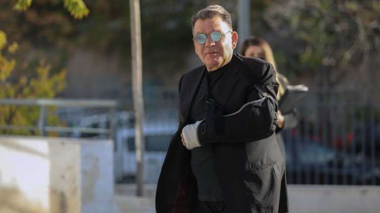 Με σπασμένο χέρι εμφανίστηκε ο Αλέξης Κούγιας στη δίκη του ψευτογιατρού