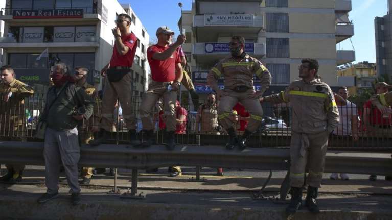 Χάος και μποτιλιάρισμα στους δρόμους της Αθήνας - Συγκεντρώσεις αγροτών και πυροσβεστών στο Σύνταγμα και τη Λεωφόρο Κηφισίας