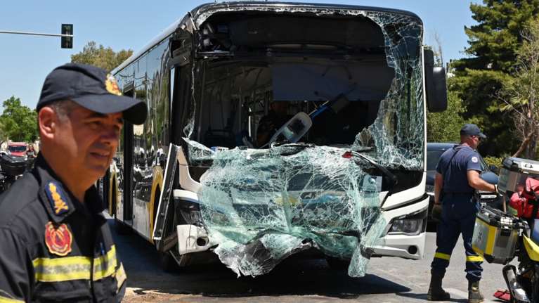 &quot;Ξεκίνησα και άκουσα το μπαμ&quot;: Ο οδηγός του πρώτου λεωφορείου περιγράφει το τροχαίο στη Βούλα - Τι είπε η δεύτερη οδηγός