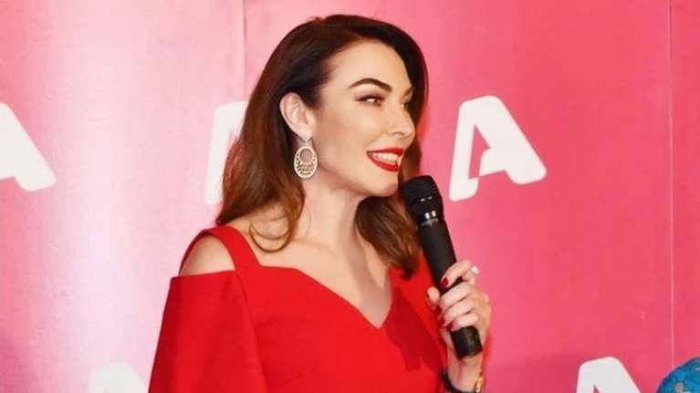 Τατιάνα Στεφανίδου: Η εμφάνιση με κόκκινο φόρεμα με τιράντες και κοντό μανίκι και sparkling τσάντα Prada