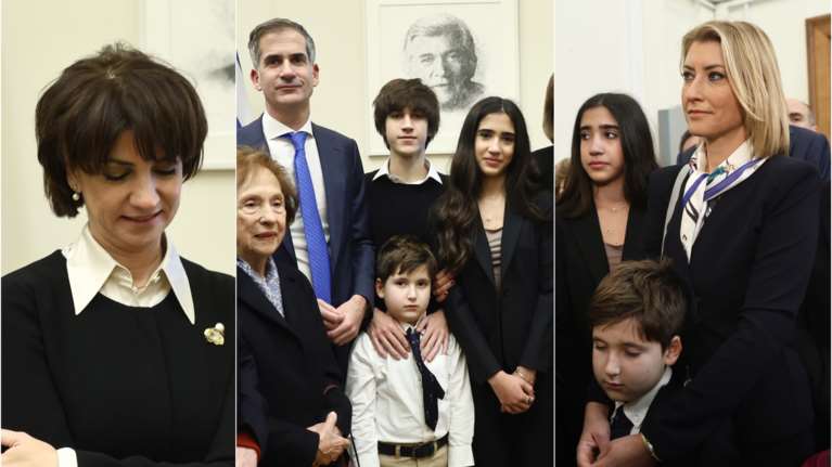 Ο Κώστας Μπακογιάννης με την αδελφή του Αλεξία, τη Σία Κοσιώνη και τα παιδιά του σε μια σπάνια εμφάνιση