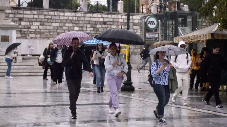 Ο καιρός σήμερα: Βροχές, καταιγίδες και αισθητή πτώση της θερμοκρασίας