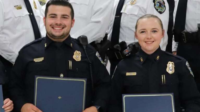 Παντρεμένη αστυνομικίνα τρέλανε ένα ολόκληρο τμήμα στις ΗΠΑ: Έκανε σεξ με επτά συναδέλφους της αλλά έσωσε τον γάμο της