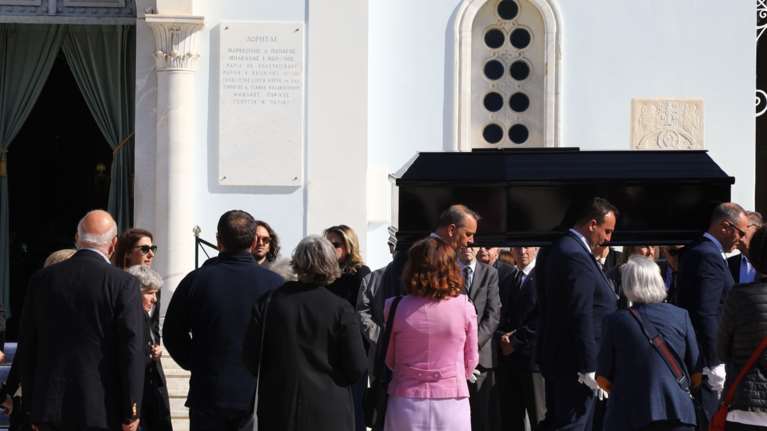 Συγκίνηση στην κηδεία του Θανάση Βαλτινού - Ο ύστατος χαιρετισμός στον σπουδαίο συγγραφέα [εικόνες]