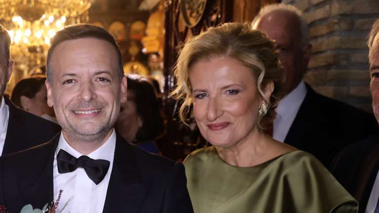 Η elegant εμφάνιση της κουμπάρας του Χάρη Δούκα: Το απίθανο σατέν φόρεμα με τα ασύμμετρα βολάν στις αποχρώσεις του στολισμού