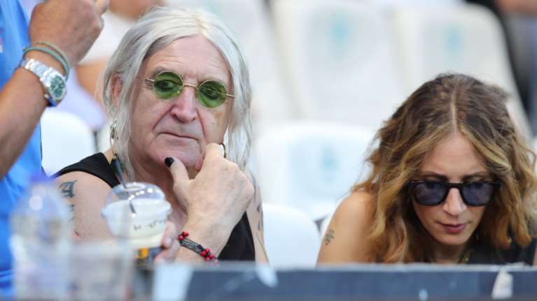 Νίκος Καρβέλας: Νέα εκκεντρική εμφάνιση στο γήπεδο - Με πράσινα γυαλιά και τη σύζυγό του [Εικόνες]