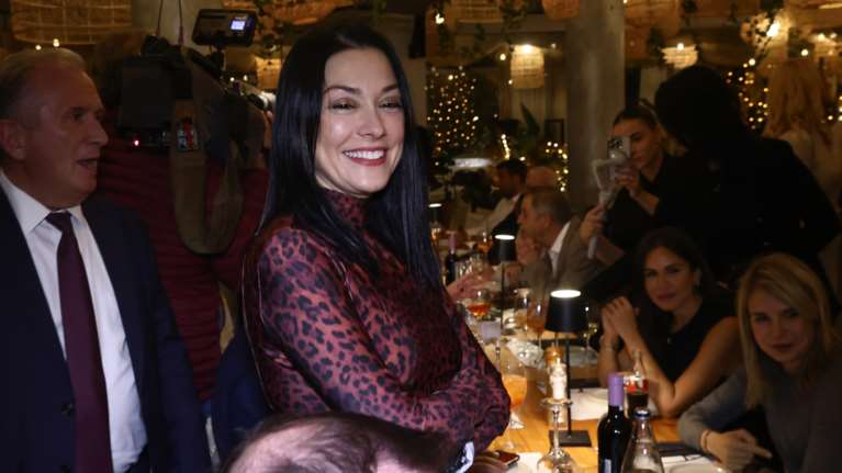 Νάντια Γιαννακοπούλου: Η rock glam εμφάνιση στο δείπνο του ΠΑΣΟΚ - Το κόκκινο λεοπάρ φόρεμα και το perfecto