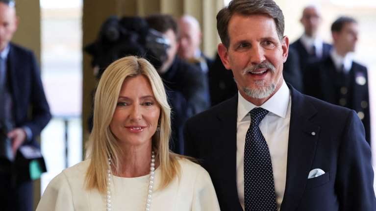 Μαρί Σαντάλ: Με λευκό τζιν με ξέφτια και σνίκερς στα γενέθλια του γιου της Κωνσταντίνου Αλέξιου