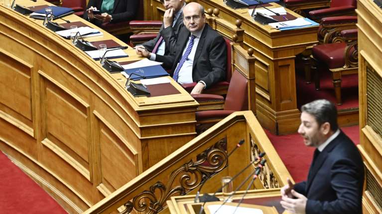 Κόντρα Χατζηδάκη - Ανδρουλάκη για την έκτακτη φορολόγηση των τραπεζών και golden visa