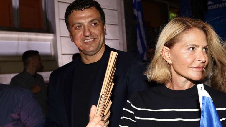 Η αυλή της Τζένης Μπαλατσινού στην Πάτμο είναι βγαλμένη από καρτ ποστάλ