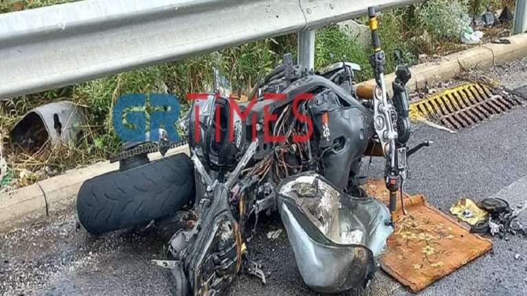 Θεσσαλονίκη: Μοτοσικλέτα τυλίχθηκε στις φλόγες μετά από σύγκρουση με Ι.Χ.  - Ένας σοβαρά τραυματίας [Εικόνες]