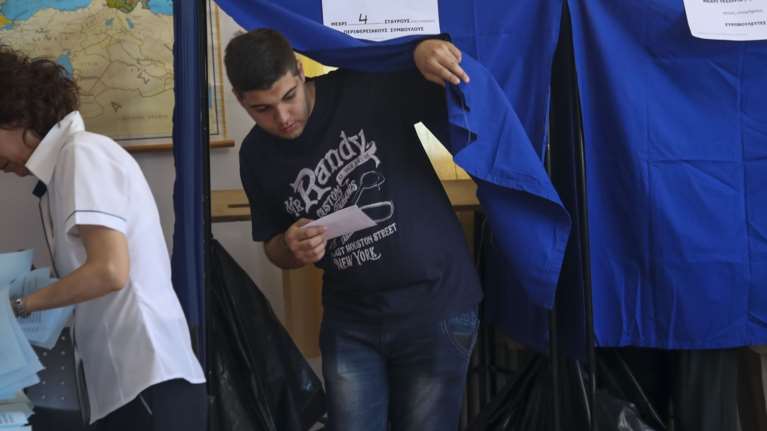 Εκλογές: Με διαφορά 6 μονάδες η ΝΔ από τον ΣΥΡΙΖΑ στο παρά 5 της κάλπης