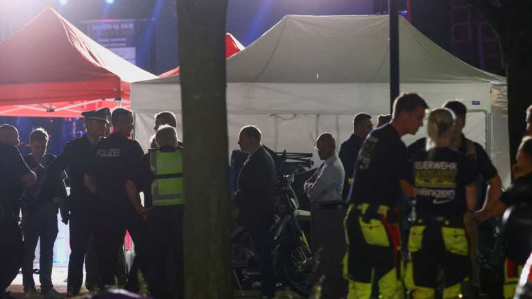 Επίθεση με μαχαίρι σε φεστιβάλ στη Γερμανία: Τρεις νεκροί και πέντε σοβαρά τραυματίες - Ο δράστης στόχευε τα θύματα στο λαιμό