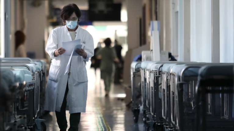 &quot;Μαύρη&quot; πρόβλεψη Τζανάκη: Τα Χριστούγεννα θα υπερβούμε τους 20.000 θανάτους [Βίντεο]