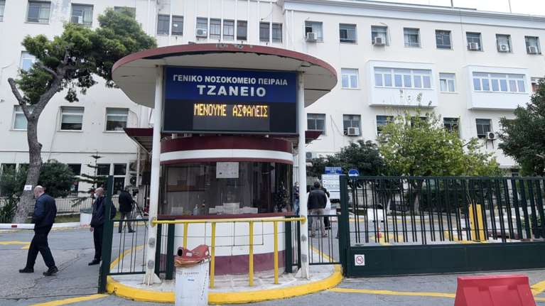 Τζάνειο: Σε βαριά αλλά σταθερή κατάσταση η 62χρονη μετά τη λάθος μετάγγιση - ΕΔΕ και μήνυση κατά του νοσηλευτή