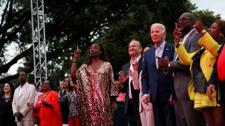 Νέα ανησυχία για τον Μπάιντεν: Ξαφνικά έπαθε &quot;διακοπή... ρεύματος&quot;, ενώ γύρω του όλοι χόρευαν και τραγουδούσαν [βίντεο]