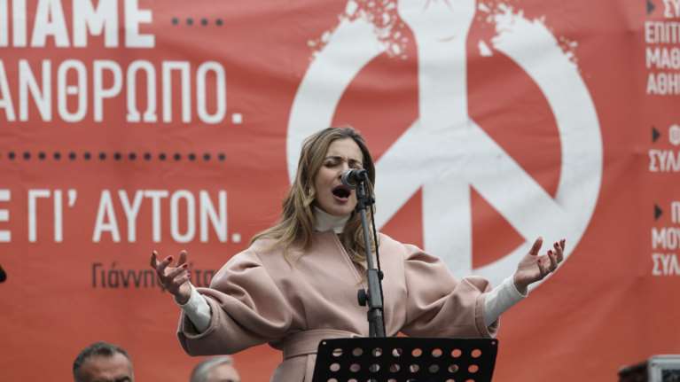 H απάντηση της Μποφίλιου στον Καφετζόπουλο και τους επικριτές της για την αντιπολεμική συναυλία [βίντεο]