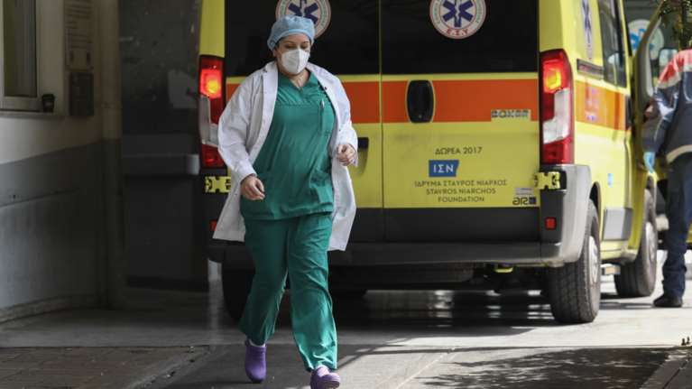 Κολωνάκι: Πτώση 13χρονης από τον 6ο όροφο- Οι κακοί βαθμοί, ο καυγάς με τον πατέρα και το δέντρο που της έσωσε τη ζωή