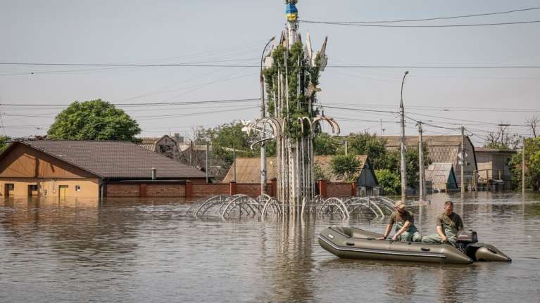 Φράγμα στη Χερσώνα: Οι βόμβες πέφτουν την ώρα που δημοσιογράφοι του BBC μιλούν με πλημμυροπαθείς [Βίντεο]
