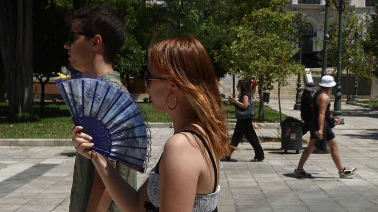 Νέο έκτακτο δελτίο επιδείνωσης καιρού: Η Τρίτη η πιο δύσκολη ημέρα του καύσωνα - &quot;Λίγη ψυχραιμία δεν βλάπτει&quot;, λέει ο Τσατραφύλλιας