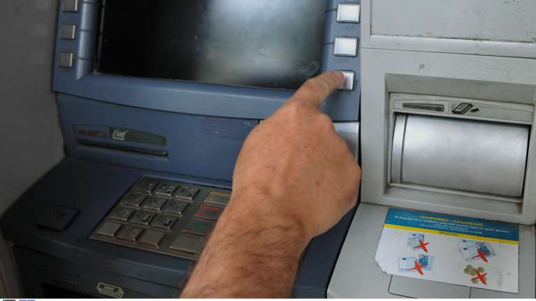 Θεσσαλονίκη: Έκλεψε την κάρτα του θείου της που νοσηλευόταν με κορονοϊό και &quot;ξάφρισε&quot; 20.000 ευρώ