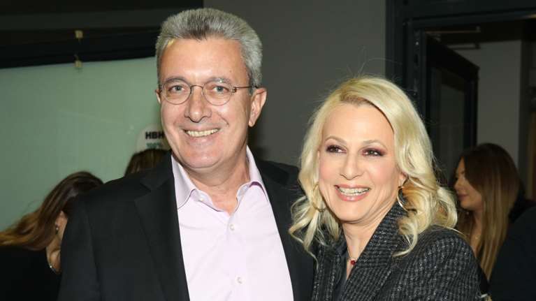 Κρίστη Τσολακάκη: Η σύζυγος του Νίκου Χατζηνικολάου φόρεσε το πιο κομψό pied de poule πανωφόρι