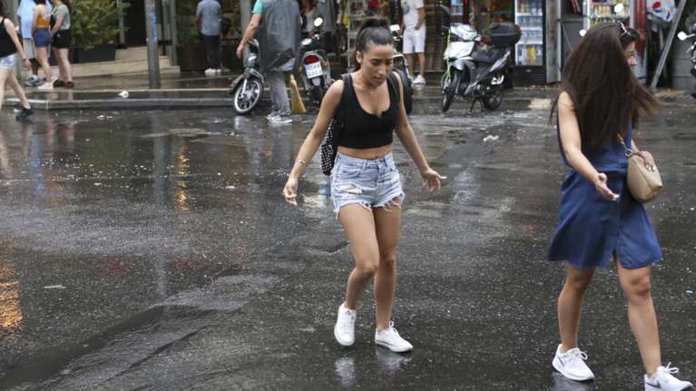 Χαλάει ο καιρός αλλά η ζέστη παραμένει – Πού θα βρέξει, τι θα γίνει στην Αθήνα