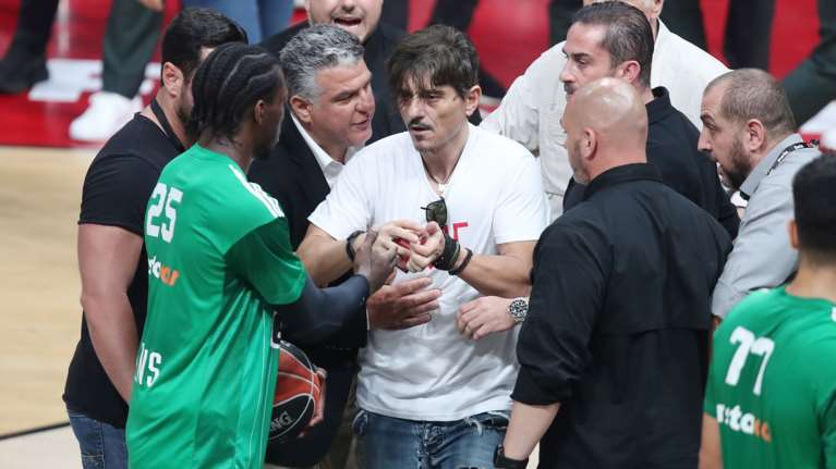 Εξαλλος ο Γιαννακόπουλος με την ποινή στον Φουρνιέ: "Δεν μπορώ να φτιάξω ομάδα να νικά και το κράτος"