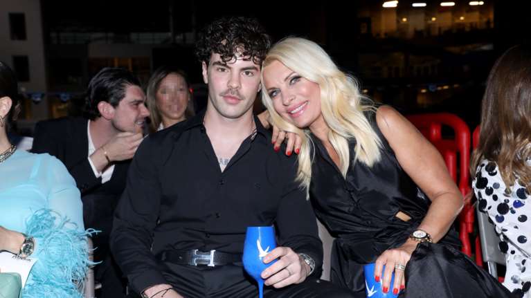 Ο γιος της Ελένης Μενεγάκη ανοίγει εστιατόριο σε ελληνικό νησί