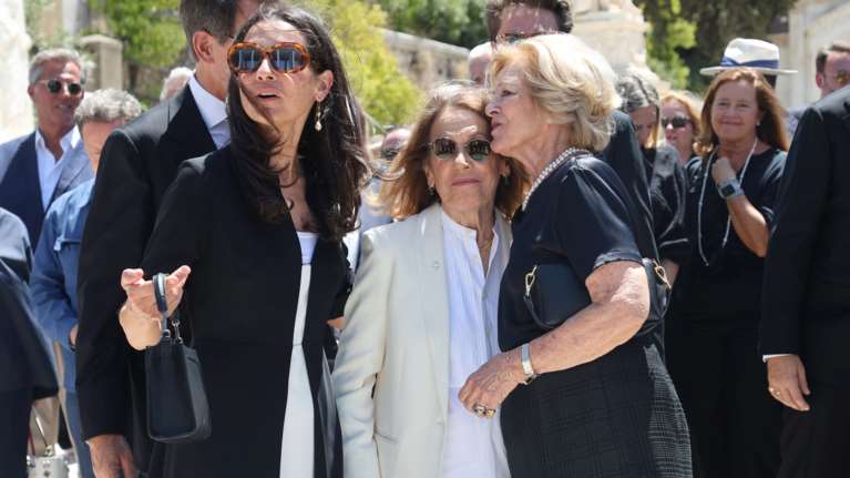 Κηδεία Michel de Grèce: Με λευκό κοστούμι η σύζυγός του Μαρίνα Καρέλλα - Η τρυφερή αγκαλιά με την Άννα Μαρία