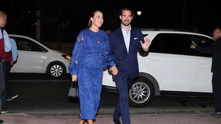 Νίνα Φλορ: Με chic καφτάνι σε εστιατόριο δίπλα στη θάλασσα- Το ελληνικό καλοκαίρι με τον Φίλιππο Ντε Γκρες