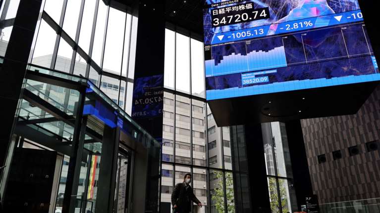 Βουτιά και στο χρηματιστήριο του Τόκιο μετά τους δασμούς Τραμπ