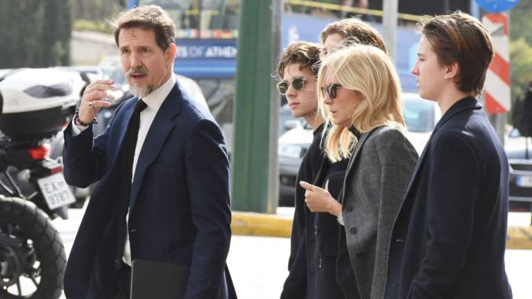 Μαρί Σαντάλ: Το road trip προς Αθήνα με τον Παύλο και το broderie anglaise τοπ με τα βολάν που συνδύασε με σνίκερς