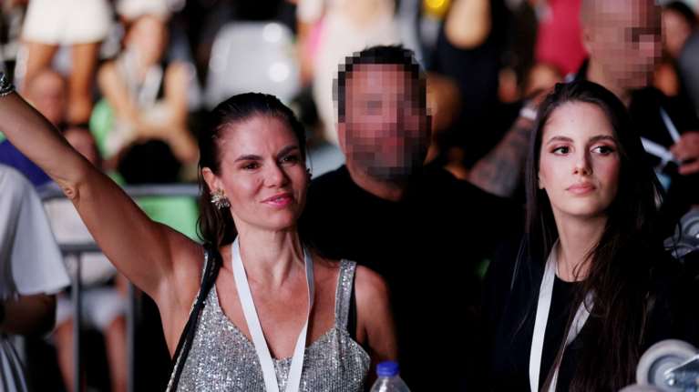 Μιράντα Πατέρα: Με καλοκαιρινό σύνολο σε κατάστημα οπτικών