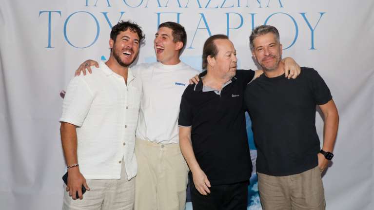 Ο Γιάννης Πάριος στο σπίτι του στην Πάρο με τις εγγονές του - Η συγκινητική στιγμή