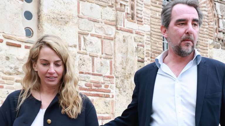 Ο Νικόλαος Ντε Γκρες και η Χρυσή Βαρδινογιάννη για φαγητό με φίλους στην Πάτμο - Η νέα εικόνα του ζευγαριού