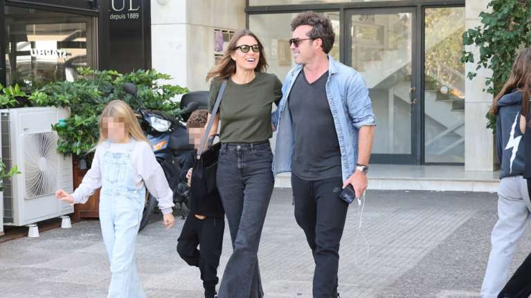 Βίκυ Καγιά: Το φιλί στο στόμα με τον σύζυγό της, η κατάξανθη Μπιάνκα με τζιν σαλοπέτα και η χειρονομία του Κάρολου στους παπαράτσι