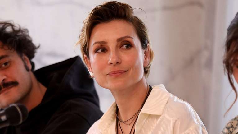 Ευδοκία Ρουμελιώτη: Οι ασυνήθιστα τρυφερές φωτογραφίες με τον σύζυγό της - Ξαπλωμένη στην αγκαλιά του στο σαλόνι τους