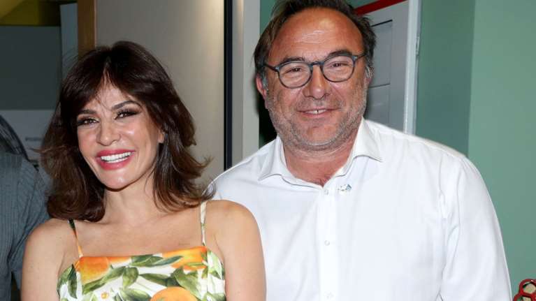 Ο Κόκκαλης με την πεθερά του στην πρεμιέρα της Ματσούκα: Το εμπριμέ φόρεμα της ηθοποιού με τα φρούτα και το φλοράλ της μαμάς της