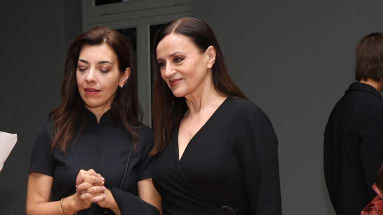 Καρυοφυλλιά Καραμπέτη: Total black και σικάτη με το πιο κομψό κρουαζέ φόρεμα και γόβες με μπαρέτα