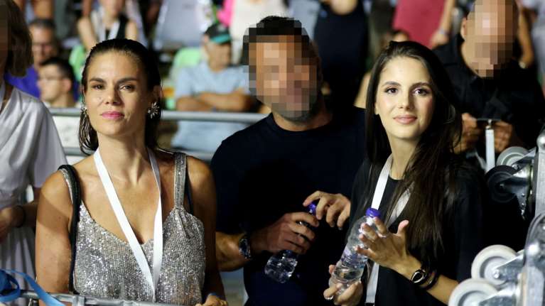 Κωνσταντίνος Αργυρός: Η Αλεξάνδρα Νίκα και η πεθερά του Μιράντα Πατέρα στη συναυλία του με παγιέτες