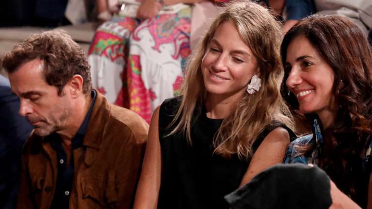 Χρυσή Βαρδινογιάννη: Η λιτή εμφάνιση στο Ηρώδειο με total black και statement σκουλαρίκια