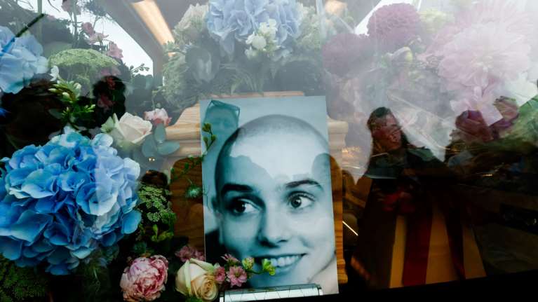 Nothing Compares 2 U: Η Ιρλανδία αποχαιρετά τη Σινέντ Ο&#39;Κόνορ - Πλήθος κόσμου με δάκρυα στα μάτια στη μουσουλμανική κηδεία της