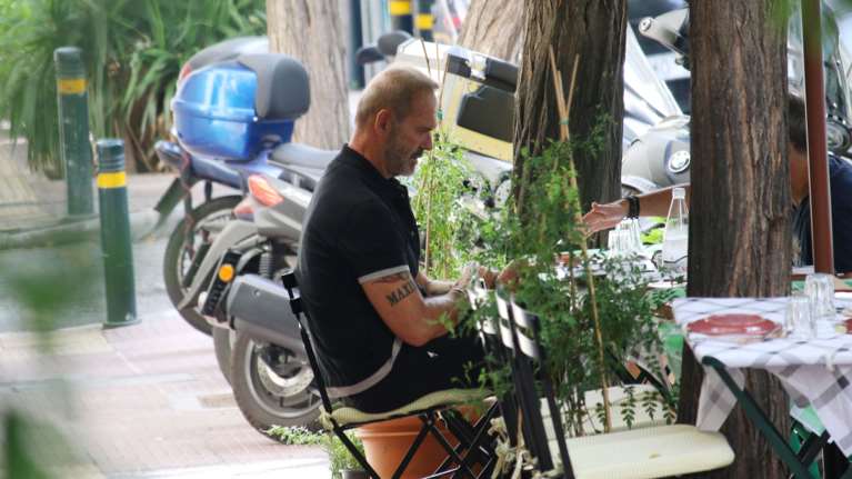 Πέτρος Κωστόπουλος: Για θαλασσινά σε ταβέρνα στο Ίλιον