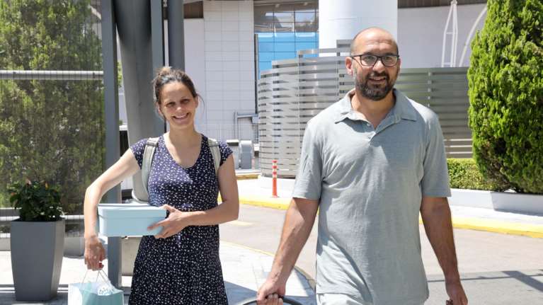 Έφη Αχτσιόγλου: Η έξοδός της από το μαιευτήριο - Στο πλευρό της ο Δημήτρης Τζανακόπουλος [εικόνες]