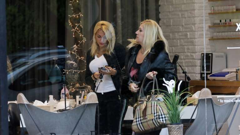 Η Κωνσταντίνα Σπυροπούλου σε ταβέρνα στη Ρόδο με τους γονείς της - &quot;Η οικογένεια&quot;