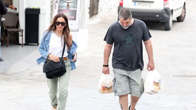 Σε πλαζ στη νότια Κρήτη η Δέσποινα Βανδή και ο Βασίλης Μπισμπίκης - Το boho chic μαγιό της τραγουδίστριας